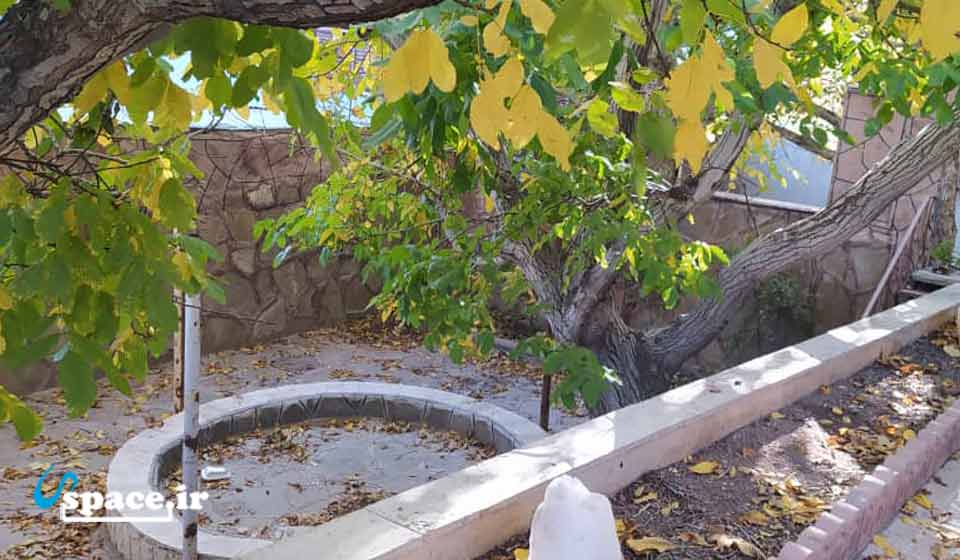 نمای حیاط اختصاصی طبقه همکف اقامتگاه کلبه نمکی - شهمیرزاد - استان سمنان